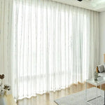 Voilage blanc à motifs verticaux, idéal pour une décoration intérieure lumineuse et moderne. Parfait pour habiller les grandes fenêtres et apporter une touche d'élégance à votre salon. Ce rideau laisse passer la lumière tout en préservant votre intimité. Accessoire déco incontournable pour un intérieur épuré et accueillant.