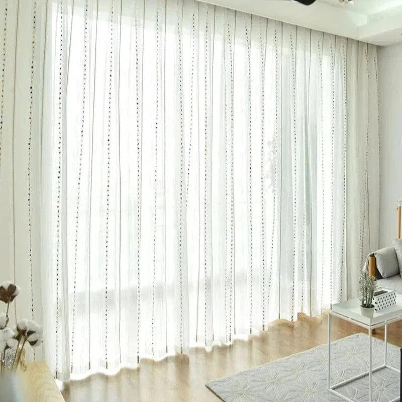 Voilage blanc à motifs verticaux, idéal pour une décoration intérieure lumineuse et moderne. Parfait pour habiller les grandes fenêtres et apporter une touche d'élégance à votre salon. Ce rideau laisse passer la lumière tout en préservant votre intimité. Accessoire déco incontournable pour un intérieur épuré et accueillant.