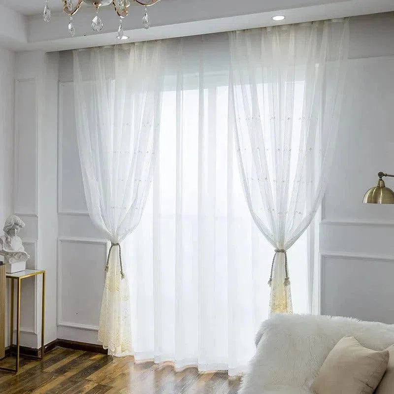 Rideaux élégants transparents pour salon, offrant une ambiance lumineuse et raffinée avec une décoration intérieure moderne. Parfaits pour filtrer la lumière tout en ajoutant une touche de sophistication à votre espace de vie. Idéaux pour créer une atmosphère chaleureuse et invitante dans votre maison.
