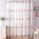 Rideaux élégants avec motifs papillons rouges, idéals pour une décoration intérieure charmante. Parfaits pour une chambre ou un salon, ces rideaux apportent une touche de sophistication et de couleur à votre espace. Ils offrent une ambiance douce en filtrant la lumière tout en ajoutant un élément décoratif attrayant.