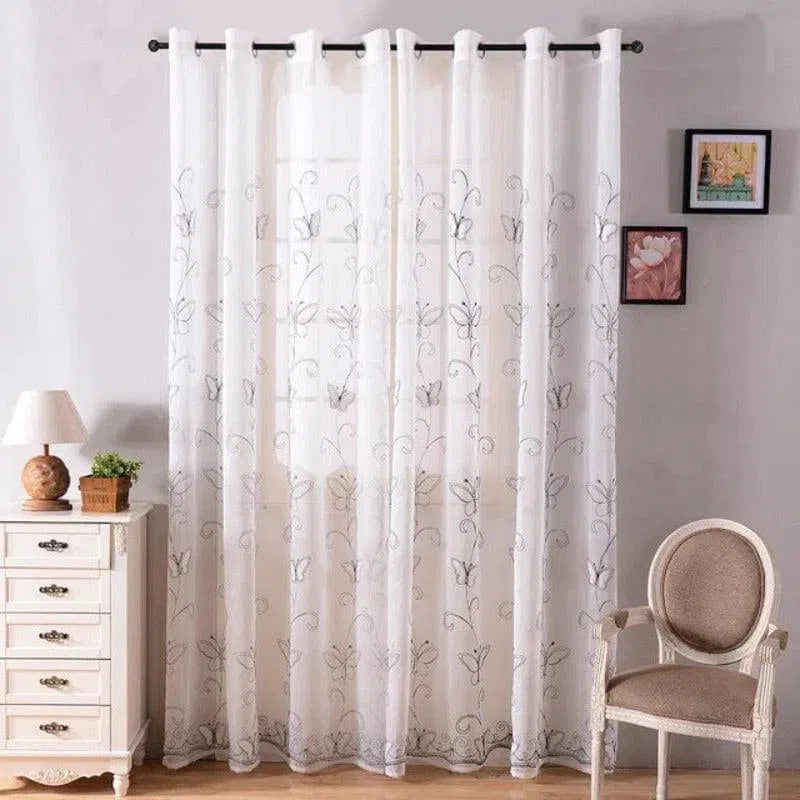 Voilage élégant avec motifs floraux pour salon, apportant une touche de légèreté et de charme à votre intérieur. Parfait pour embellir une chambre ou un séjour avec style et sophistication. Ce rideau blanc laisse entrer la lumière tout en assurant une ambiance douce et paisible. Idéal pour une décoration moderne et raffinée.