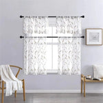 Rideaux voilages décoratifs pour fenêtres, avec motif floral élégant, adaptés aux espaces de vie modernes. Parfaits pour laisser passer la lumière tout en préservant l'intimité. Idéaux pour ajouter une touche de style naturel et rafraîchissant à votre intérieur. Accessoires de décoration inclus : tringles noires et éléments décoratifs assortis.