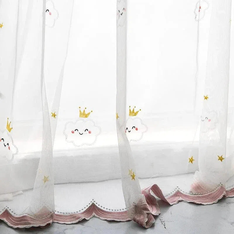Rideau décoratif pour chambre d'enfant avec motifs de nuages souriants et couronnes dorées, idéal pour ajouter une touche douce et ludique à la pièce. Design avec étoiles dorées et ourlet ondulé rose pour un style charmant et apaisant. Accessoire parfait pour personnaliser la décoration intérieure tout en favorisant une ambiance joyeuse.