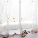 Rideau décoratif pour chambre d'enfant avec motifs de nuages souriants et couronnes dorées, idéal pour ajouter une touche douce et ludique à la pièce. Design avec étoiles dorées et ourlet ondulé rose pour un style charmant et apaisant. Accessoire parfait pour personnaliser la décoration intérieure tout en favorisant une ambiance joyeuse.