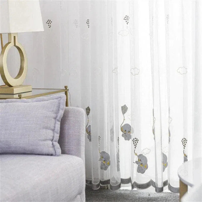 Rideaux transparents avec motifs d'éléphants et nuages, parfaits pour la chambre d'enfant. Idéaux pour une décoration douce et moderne, ces rideaux ajoutent une touche ludique et élégante à tout espace intérieur. Convient aux chambres lumineuses, offrant une ambiance apaisante et accueillante.