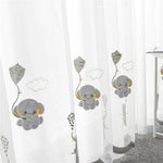 Voilage décoratif pour chambre d'enfant avec motif éléphant et cerf-volant. Rideaux mignons et ludiques adaptés à une ambiance enfantine et joyeuse. Accessoire de décoration parfait pour personnaliser la chambre des petits et apporter une touche de fantaisie tout en filtrant la lumière naturelle.
