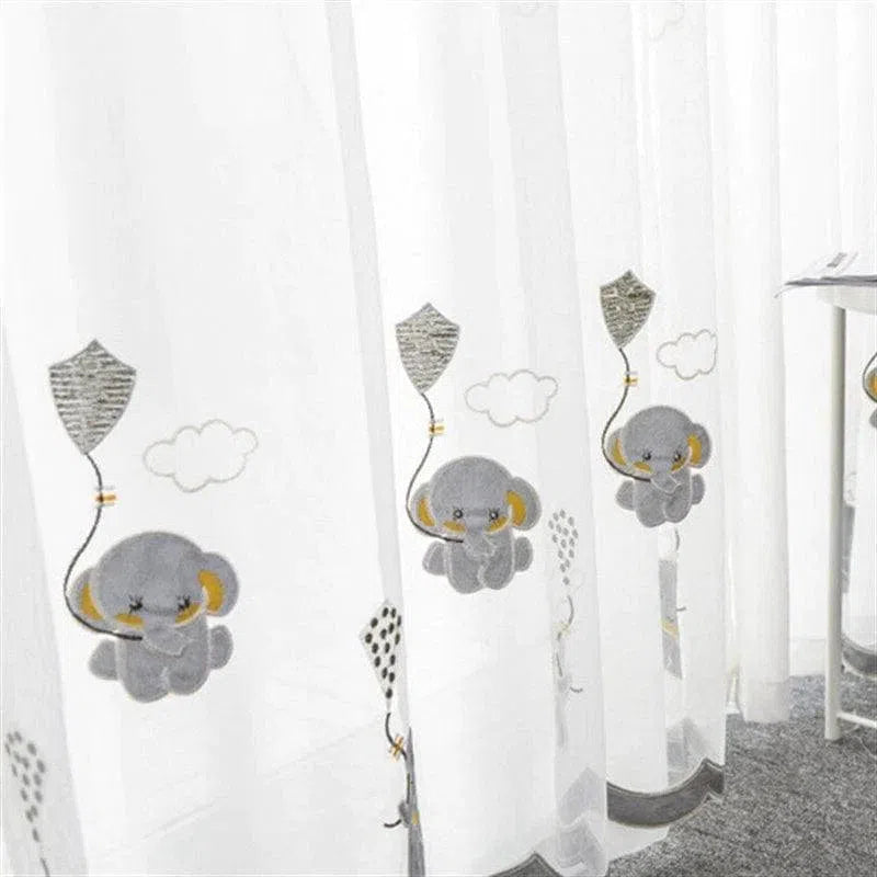 Voilage décoratif pour chambre d'enfant avec motif éléphant et cerf-volant. Rideaux mignons et ludiques adaptés à une ambiance enfantine et joyeuse. Accessoire de décoration parfait pour personnaliser la chambre des petits et apporter une touche de fantaisie tout en filtrant la lumière naturelle.