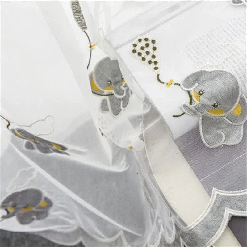 Voilage décoratif pour chambre d'enfant, avec motif éléphant, ajoutant une touche ludique et douce à la décoration intérieure. Idéal pour créer une ambiance apaisante et joyeuse dans une pièce enfantine. Accessoire parfait pour une chambre de bébé ou de jeune enfant.