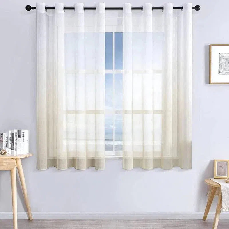 Rideau élégant pour salon, style contemporain, couleur blanche, installé devant une grande fenêtre avec vue dégagée, parfait pour laisser entrer la lumière naturelle. Idéal pour ajouter une touche moderne et aérée à votre intérieur. Convient pour un usage domestique, améliorez votre décoration d'intérieur avec cette parure tendance.