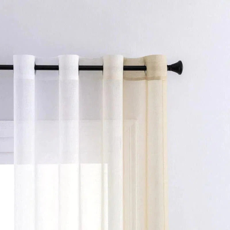 Voilage transparent blanc et beige suspendu à une tringle noire pour une décoration élégante et lumineuse dans la maison. Idéal pour une ambiance douce et accueillante tout en préservant l'intimité des pièces de vie. Optimisation parfaite pour salon ou chambre.