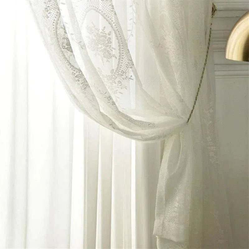Voilage élégant avec motifs floraux, parfait pour décoration intérieure chic et création d'une ambiance lumineuse et raffinée. Idéal pour habiller vos fenêtres avec style et ajouter une touche de sophistication à votre espace.