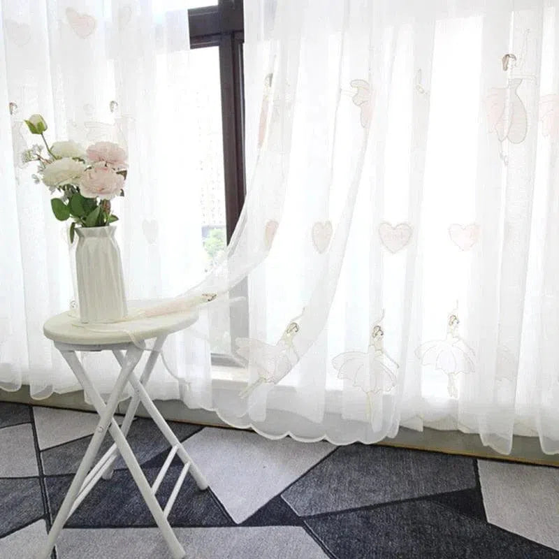 Rideau de chambre d'enfant avec motifs ballerines et cœurs élégants, parfait pour ajouter une touche de féerie à la décoration intérieure. Ce rideau translucide offre une ambiance lumineuse et apaisante pour la chambre. Idéal pour les amateurs de danse classique et de style enfantin.