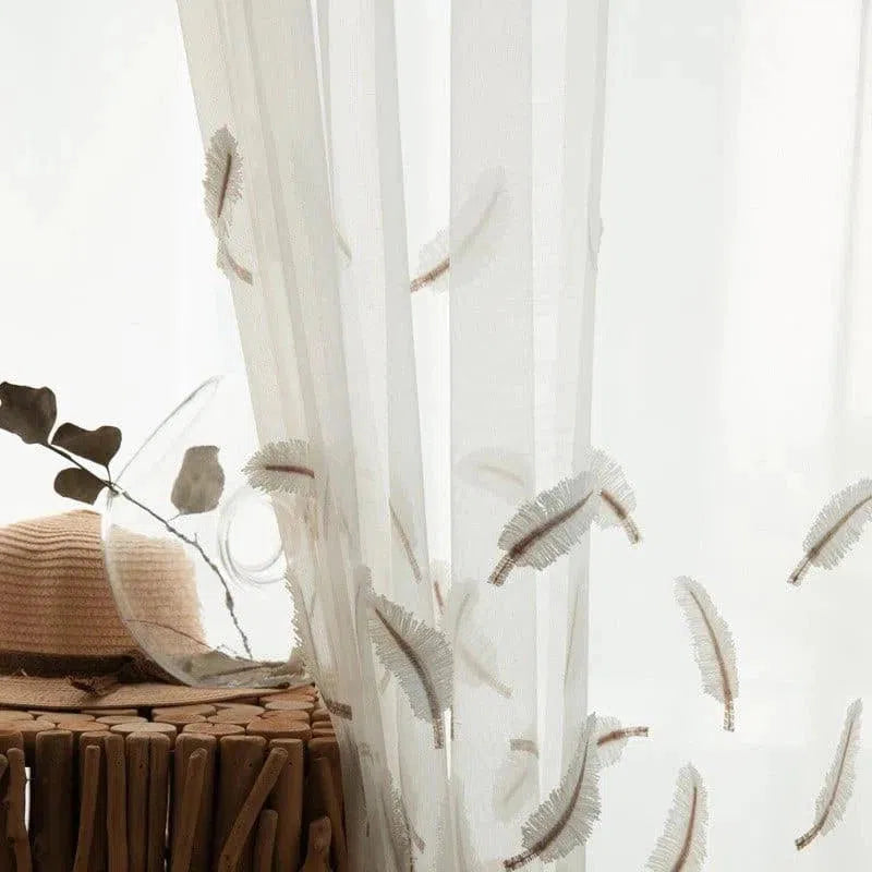 Rideau décoratif translucide avec motif plume, apportant une touche élégante à votre intérieur. Idéal pour un salon ou une chambre, il permet de filtrer la lumière naturelle tout en ajoutant un élément de design raffiné. Accessoire parfait pour une décoration moderne et épurée.