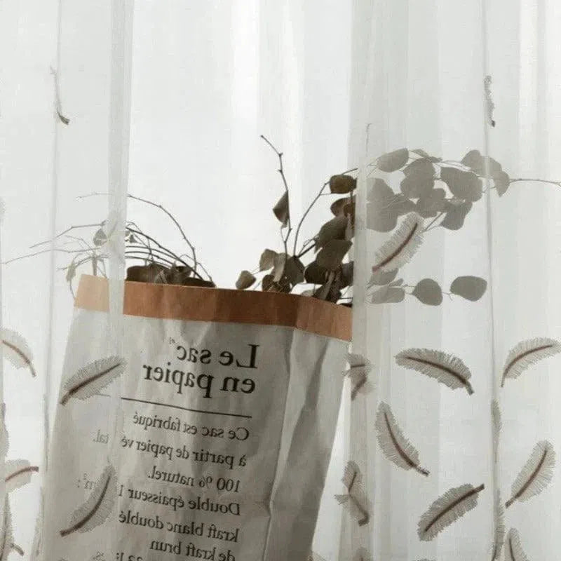 Voilage décoratif avec motif plume, idéal pour apporter une touche élégante et naturelle à votre intérieur. Parfait pour créer une ambiance douce et apaisante, tout en préservant l'intimité de votre espace. Adapté à tout style de décoration, ce rideau ajouré joue avec la lumière pour un effet raffiné.