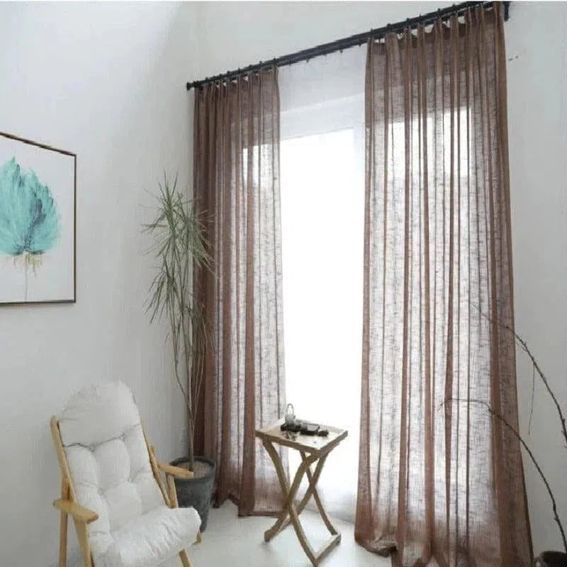 Rideaux élégants de couleur marron pour salon moderne, apportant lumière et chaleur à la pièce. Décoration intérieure chic avec fauteuil confortable, petite table en bois, plante verte et tableau artistique sur le mur. Ambiance douce et accueillante.