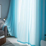 Rideaux bleu clair suspendus dans un salon moderne avec lumière douce filtrée, créant une ambiance apaisante et élégante. Décoration intérieure avec tons neutres et accents de couleur pour une atmosphère harmonieuse et contemporaine.