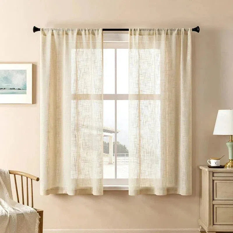 Rideaux élégants et intemporels pour salon, décoration de fenêtre raffinée, ambiance lumineuse et chaleureuse, style chic et moderne, tons neutres et apaisants, accroche-rideaux pratiques, parfaits pour une maison accueillante, idées de décoration intérieure.