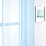 Voilage translucide bleu pastel pour une ambiance lumineuse et apaisante. Idéal pour décorer un salon ou une chambre tout en laissant passer la lumière naturelle. Complémente parfaitement une décoration moderne et épurée, tout en ajoutant une touche de couleur douce.