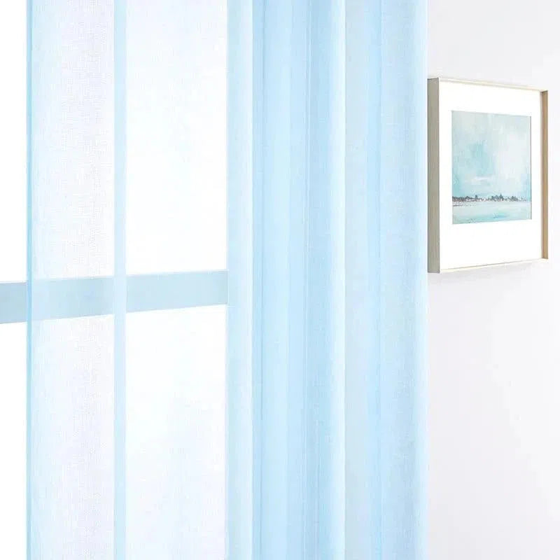 Voilage translucide bleu pastel pour une ambiance lumineuse et apaisante. Idéal pour décorer un salon ou une chambre tout en laissant passer la lumière naturelle. Complémente parfaitement une décoration moderne et épurée, tout en ajoutant une touche de couleur douce.
