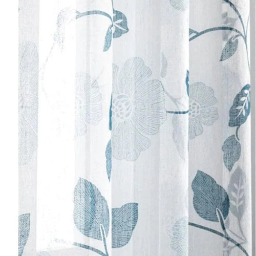 Voilage floral blanc et bleu, motif de fleurs et feuilles, idéale pour apporter une touche élégante et lumineuse à votre intérieur. Convient parfaitement pour le salon, la chambre ou la salle à manger. Accessoire de décoration moderne et raffiné pour habiller vos fenêtres avec style.