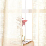 Rideaux transparents élégants pour salon, apportant une lumière douce et naturelle. Disponible en couleur beige, idéal pour une ambiance chaleureuse et apaisante. Convient parfaitement aux intérieurs modernes et classiques, ajoutant une touche de sophistication discrète. Accessoire idéal pour personnaliser votre espace de vie avec finesse.