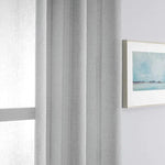 Rideau occultant gris élégant, idéal pour une décoration intérieure moderne. Améliorez l'intimité et le confort de votre maison avec ce rideau sobre et stylé, parfait pour les fenêtres du salon ou de la chambre. Élément de décoration harmonieux avec un tableau d'art.