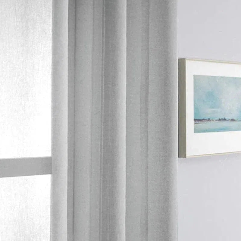 Rideau occultant gris élégant, idéal pour une décoration intérieure moderne. Améliorez l'intimité et le confort de votre maison avec ce rideau sobre et stylé, parfait pour les fenêtres du salon ou de la chambre. Élément de décoration harmonieux avec un tableau d'art.