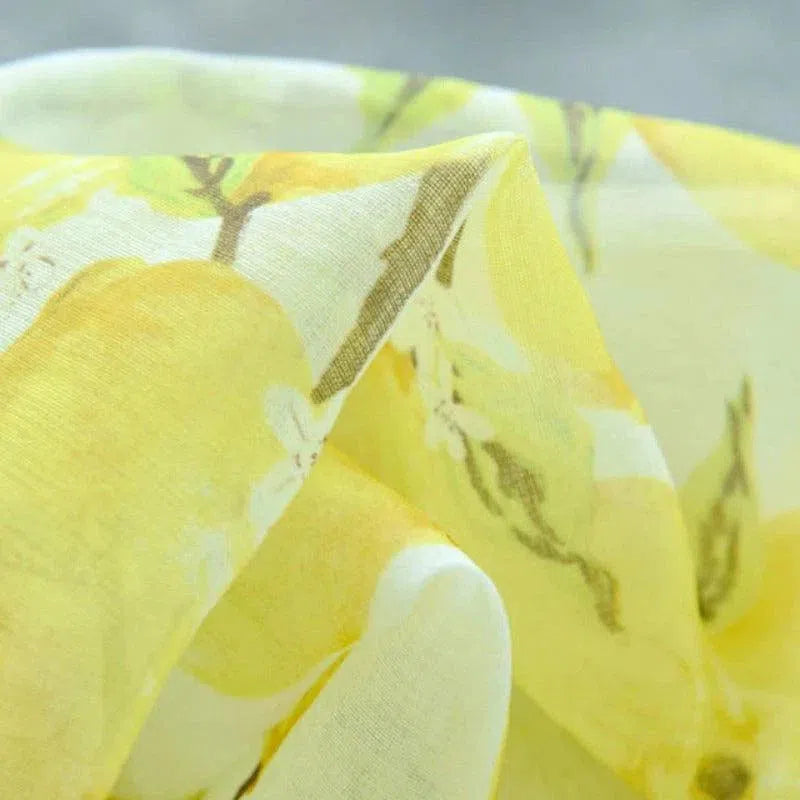 Étoffe légère à motifs floraux jaunes et blancs, idéale pour des créations estivales. Parfaite pour concevoir des vêtements tendance ou réaliser des accessoires de décoration. Ce tissu attire le regard par sa douceur et son design lumineux.