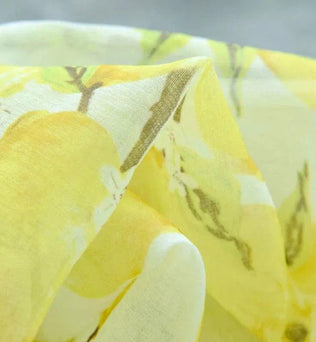 Étoffe légère à motifs floraux jaunes et blancs, idéale pour des créations estivales. Parfaite pour concevoir des vêtements tendance ou réaliser des accessoires de décoration. Ce tissu attire le regard par sa douceur et son design lumineux.