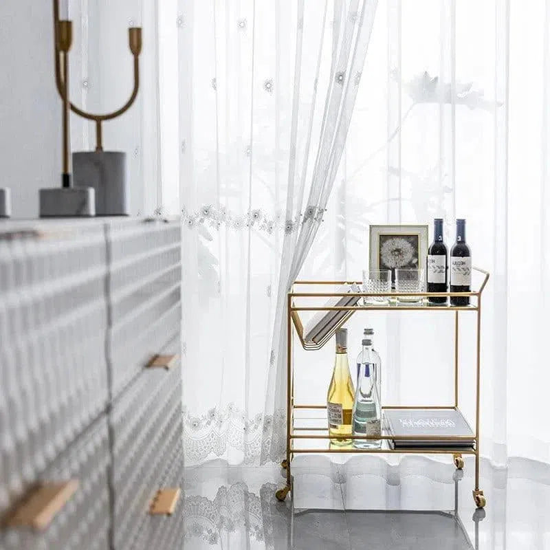 Chariot élégant pour boissons, parfait pour sublimer votre salon ou salle à manger. Avec ses rayons spacieux, il offre un espace de rangement pratique pour bouteilles et accessoires de bar. Design raffiné et moderne, idéal pour organiser dîners et réceptions avec style. Pratique et esthétique, il s’intègre harmonieusement dans tout type de décoration intérieure.