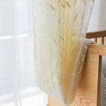 Voilage élégant avec motifs délicats, idéal pour ajouter une touche sophistiquée à votre intérieur. Parfait pour le salon ou la chambre, ce rideau translucide diffuse la lumière tout en préservant votre intimité. Accessoire décoratif moderne et raffiné pour embellir vos fenêtres.