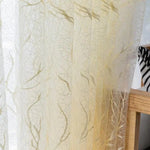 Voilage décoratif élégant avec motifs modernes pour salon, ajoutant une touche d'élégance et de légèreté à votre intérieur. Idéal pour filtrer la lumière tout en préservant votre intimité. Parfait pour une ambiance chaleureuse et accueillante.