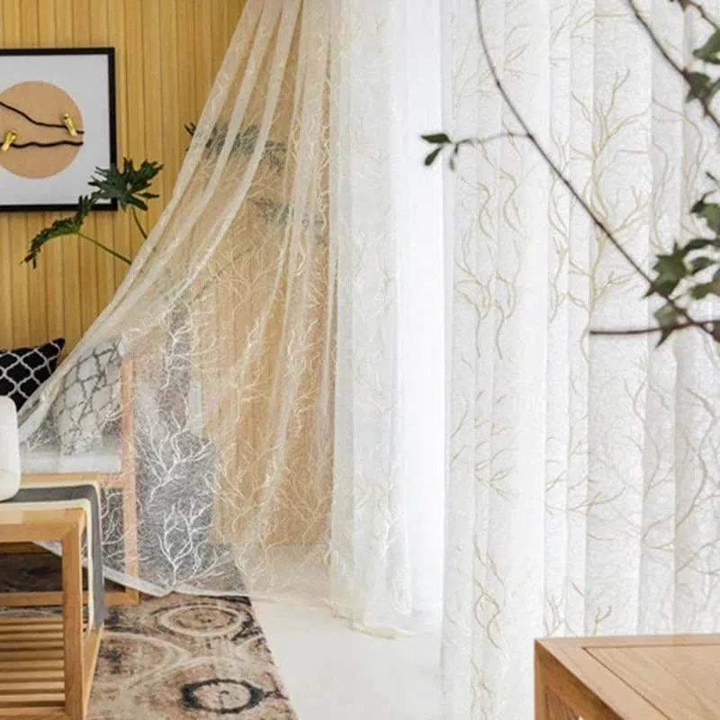 Voilage élégant avec motif végétal dans un salon moderne lumineux, ajoutant une touche de raffinement et d'intimité à la décoration intérieure. Idéal pour créer une ambiance chaleureuse et accueillante tout en laissant passer la lumière naturelle. adapté pour les pièces de vie, les chambres ou les espaces de détente.