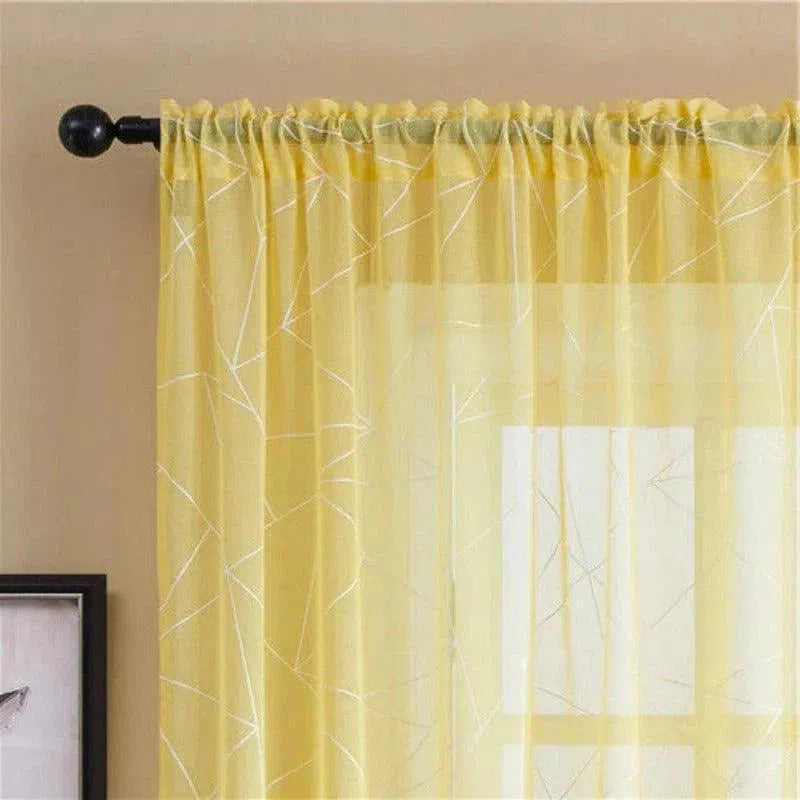 Rideau jaune avec motifs géométriques modernes suspendu à une tringle noire, idéal pour apporter une touche lumineuse et contemporaine à votre salon ou chambre. Design élégant qui permet de filtrer la lumière tout en préservant l'intimité. Convient parfaitement pour un intérieur moderne et chaleureux.