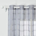 Voilage gris avec œillets pour fenêtres lumineuses, idéal pour une décoration intérieure moderne et élégante. Ce rideau transparent laisse passer la lumière tout en assurant une ambiance chaleureuse et tamisée dans votre salon ou chambre. Accessoire parfait pour enrichir la décoration de votre maison avec style et simplicité.