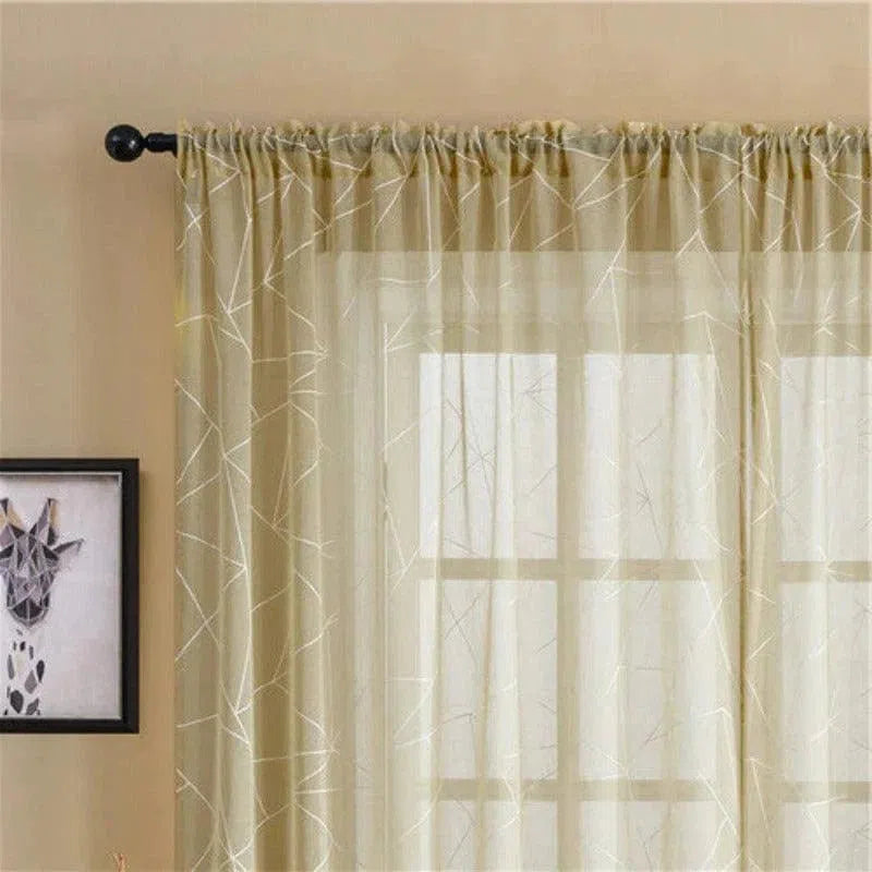 Rideau transparent beige avec motif géométrique, idéal pour ajouter une touche élégante et moderne à votre intérieur. Parfait pour le salon ou la chambre, ce rideau laisse filtrer la lumière tout en préservant l'intimité. Design contemporain s'intégrant facilement dans tout type de décoration. Ajoutez du charme et du style à vos fenêtres avec ce rideau raffiné.