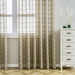 Rideaux beiges élégants suspendus près d'une fenêtre, offrant une ambiance chaleureuse et lumineuse à la pièce. Un meuble blanc classique avec des bougies en décoration complète l'ensemble harmonieux de ce décor intérieur. Parfait pour un salon ou une chambre moderne et sophistiquée.