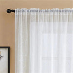 Voilage blanc élégant avec motif géométrique pour salon moderne. Idéal pour une décoration intérieure lumineuse, accroché sur une tringle noire. Idée déco pour habiller vos fenêtres avec style et légèreté.