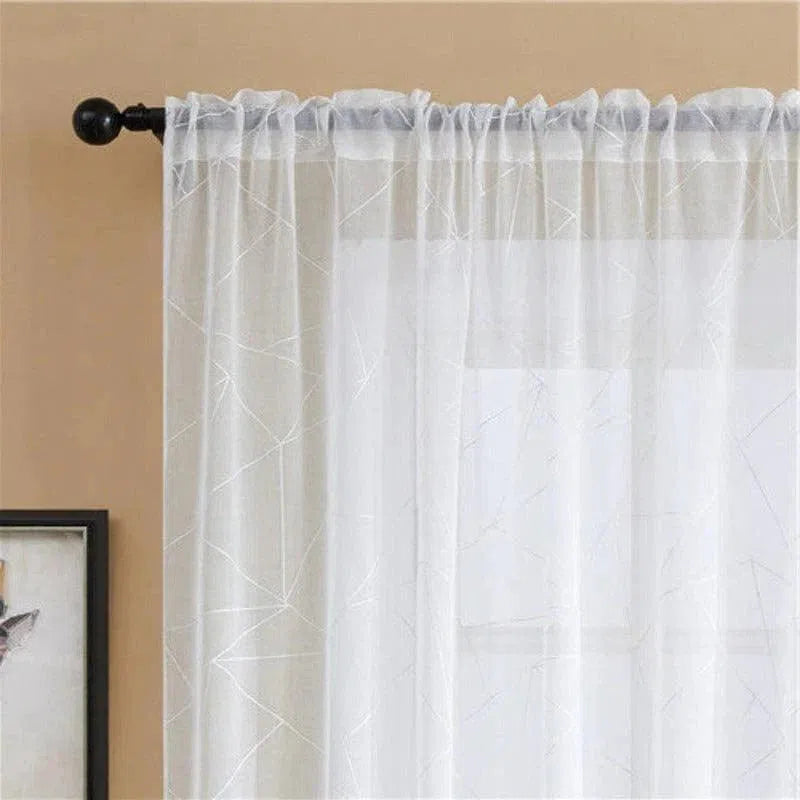 Voilage blanc élégant avec motif géométrique pour salon moderne. Idéal pour une décoration intérieure lumineuse, accroché sur une tringle noire. Idée déco pour habiller vos fenêtres avec style et légèreté.