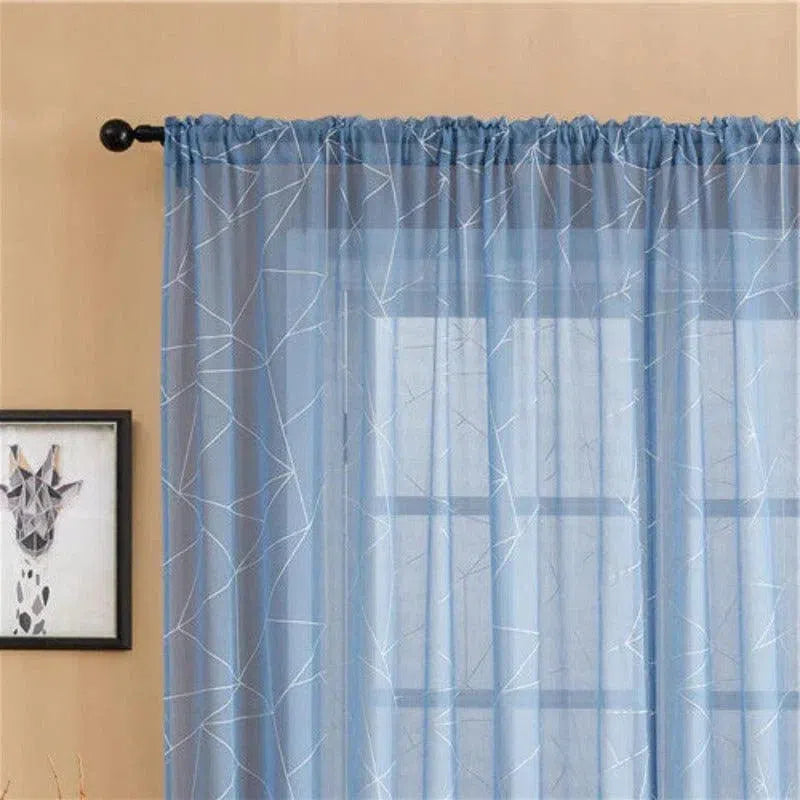 Rideau transparent bleu avec motif géométrique blanc, idéal pour apporter une touche contemporaine et élégante à votre intérieur. Ce modèle léger et lumineux s'adapte parfaitement à tout type de décoration et permet de filtrer doucement la lumière du jour. Parfait pour un salon moderne, une chambre ou un bureau, ce rideau apporte raffinement et subtilité à vos espaces.