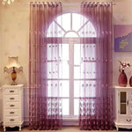 Rideaux élégants de couleur rose pâle, parfaits pour sublimer la décoration d'une fenêtre cintrée dans un salon moderne. Ils créent une ambiance chaleureuse en laissant passer la lumière naturelle. Accessoires décoratifs, tels qu'une lampe de table classique et des vases, complètent harmonieusement cet espace intérieur raffiné.