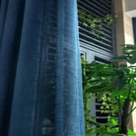 Voilage bleu élégant pour salon moderne, apportant une touche de sophistication et d'intimité. Design élégant s'harmonisant avec tout style de décoration intérieure. Parfait pour filtrer la lumière tout en ajoutant une ambiance apaisante à votre espace de vie.