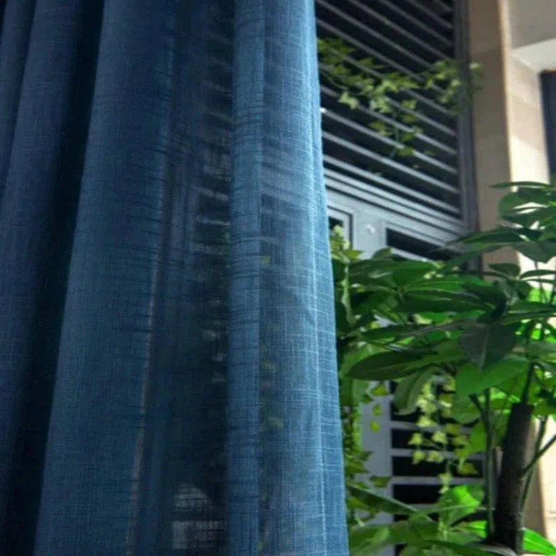 Voilage bleu élégant pour salon moderne, apportant une touche de sophistication et d'intimité. Design élégant s'harmonisant avec tout style de décoration intérieure. Parfait pour filtrer la lumière tout en ajoutant une ambiance apaisante à votre espace de vie.