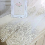 Élégant voile de mariée avec motifs floraux délicats et bordure dentelée sophistiquée, idéal pour ajouter une touche de raffinement à votre tenue nuptiale. Ce voile s'intègre parfaitement dans un thème de mariage romantique ou classique, soulignant l'élégance de la mariée. Accessoire parfait pour une cérémonie inoubliable.