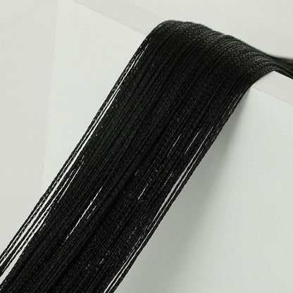 Bobine de fil noir pour création artisanale, projet de couture, ou personnalisation d'objets, idéale pour embellir et renforcer vos travaux créatifs.