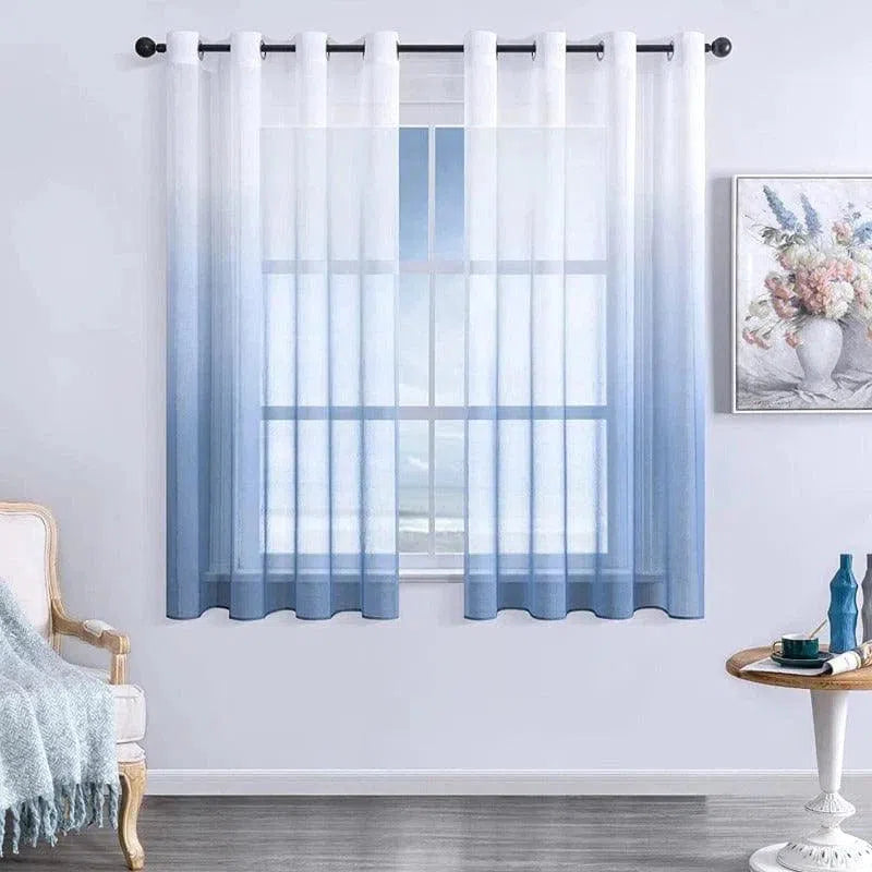 Rideau dégradé bleu et blanc suspendu dans un intérieur moderne, offrant une ambiance lumineuse et élégante. Décoration contemporaine avec des meubles aux tons doux et un tableau florissant sur le mur. Parfait pour ajouter une touche de style et de fraîcheur à n'importe quelle pièce.