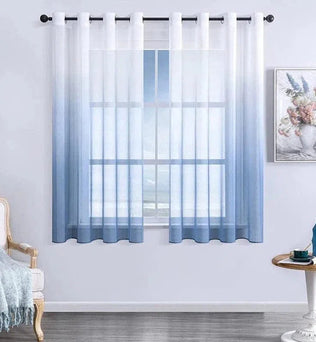 Rideau dégradé bleu et blanc suspendu dans un intérieur moderne, offrant une ambiance lumineuse et élégante. Décoration contemporaine avec des meubles aux tons doux et un tableau florissant sur le mur. Parfait pour ajouter une touche de style et de fraîcheur à n'importe quelle pièce.