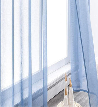 Voilage bleu translucide pour fenêtres, ajoutant une touche élégante et aérée à votre intérieur. Idéal pour filtrer la lumière tout en préservant l'intimité. Parfait pour décorer un salon, une chambre ou un bureau. Accessoire d'intérieur moderne et chic.