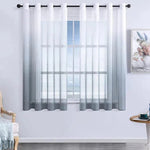 Rideau dégradé blanc et gris sur une fenêtre, parfait pour un salon contemporain, ajoutant une touche élégante et moderne à votre décoration intérieure. Idéal pour filtrer la lumière tout en conservant une ambiance lumineuse et apaisante. Installation facile avec des œillets sur une tringle noire. Parfait pour une ambiance chic et minimaliste.