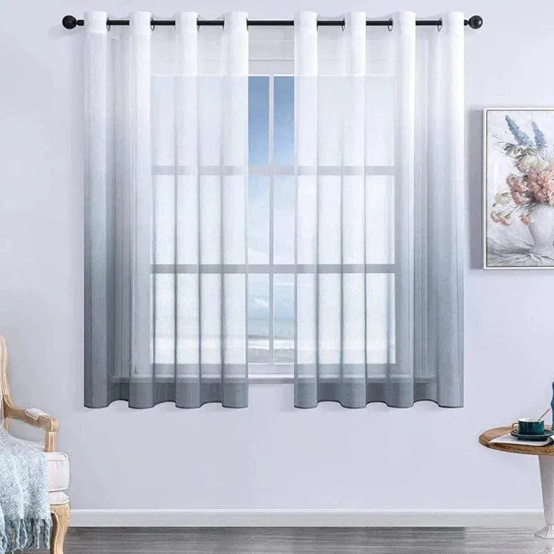Rideau dégradé blanc et gris sur une fenêtre, parfait pour un salon contemporain, ajoutant une touche élégante et moderne à votre décoration intérieure. Idéal pour filtrer la lumière tout en conservant une ambiance lumineuse et apaisante. Installation facile avec des œillets sur une tringle noire. Parfait pour une ambiance chic et minimaliste.